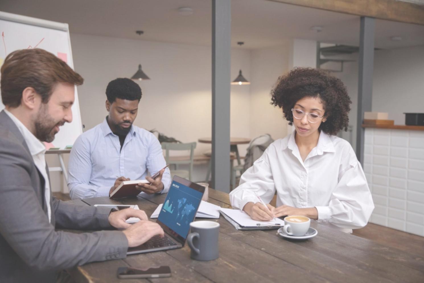 Environnement de travail pour l'analyse financière et la formation professionnelle